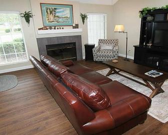 Beautiful Two Story Townhome In Tellico Village Golf Resort & Fitness Community - Loudon - Sala de estar