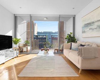 Waterloo St Apartments by Urban Rest - Sydney - Living room