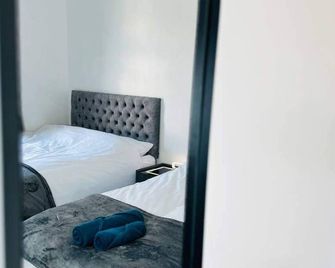 Southsea 4-bed Seaside Retreat- Sleeps 11 & Garden - Southsea