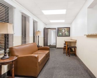 Super 8 by Wyndham Montgomery Maybrook - Montgomery - Obývací pokoj