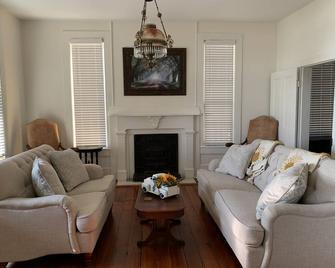 New! Riverfront Home With Dock- South Historic District- Bring Your Boat! - Palatka - Wohnzimmer