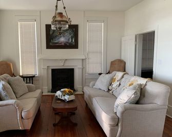 Riverfront Home With Dock- South Historic District- Bring Your Boat! - Palatka - Sala de estar