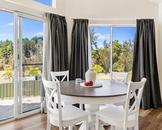Hill View Cottages - Sail B - Nannup - Dining room