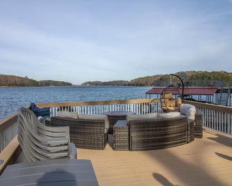 Luxurious Chalet over Margaritaville - Buford - Balcony