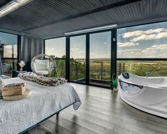 The Retreat on the Hill - Cottonwood Shores