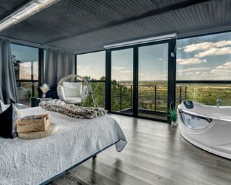 The Retreat on the Hill - Cottonwood Shores