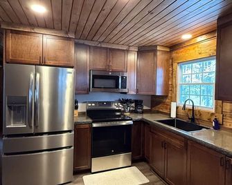 Mountain-Top Cabin: A Secluded Escape in the Heart of the Laurel Highlands - Rockwood - Kitchen