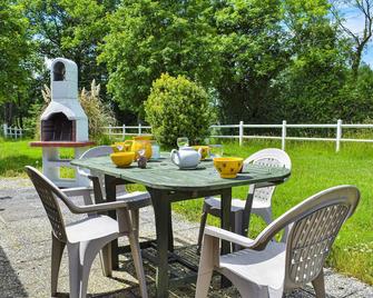 Beautiful Home In Boissey With Wifi - Saint-Pierre-en-Auge - Patio