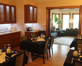 Ellis House Bed & Breakfast - ניאגרה פולס - חדר אוכל