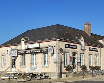 호텔 드 라 플레이스 생-브누아-쉬르-루아르 - 제르미니-데-프레 - 건물