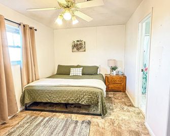 3-bedroom house in delightful Deming with WiFi, AC. Start your vacation now - Deming - Bedroom