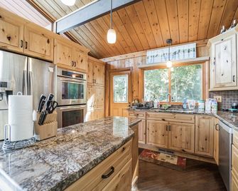 Rapid Retreat - Golden Leaves, Crisp Air & Cozy Comfort Await You! - Presque Isle - Cocina