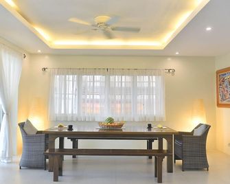 Exclusive Beachfront Villa in Cebu Ideal for Families or Groups - Lapu-Lapu City - Dining room