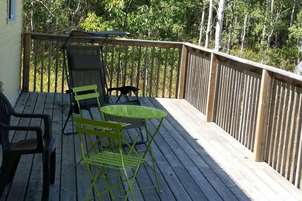 Beautiful 3 bedroom cottage in a treed setting 1/2 mile to water access. - Manitowaning - شرفة