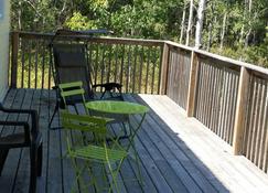 Beautiful 3 bedroom cottage in a treed setting 1/2 mile to water access. - Manitowaning - Balcon