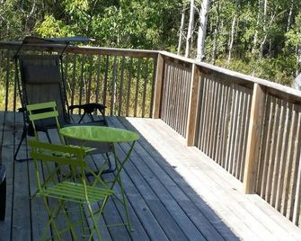 Beautiful 3 bedroom cottage in a treed setting 1/2 mile to water access. - Manitowaning - Balcony