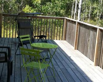 Beautiful 3 bedroom cottage in a treed setting 1/2 mile to water access. - Manitowaning - شرفة