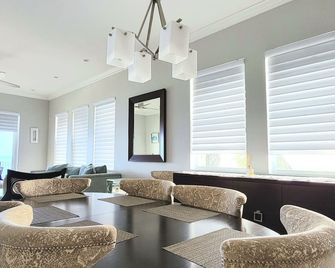 Stunning Oceanfront View/Spacious Condo--beside FIN, near Beach & Town - George Town - Lounge