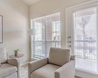 Landing | Incredible 2bd, Gym, Pool - هيوستن - غرفة معيشة