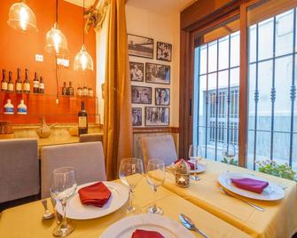 Cubo's Hostal La Plaza Family With Breakfast - Tolox - Dining room