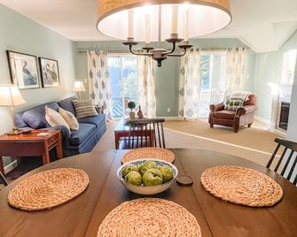 Beautiful 1 bedroom condo with a view! - Williamsburg - Dining room