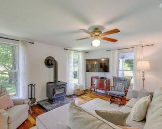 Marshall Cottage on 1895 Tobacco Farm with Hot Tub! - Mars Hill - Living room