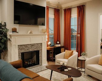 Business Ready 3brscenic Views Near Golf Course - Lake Charles - Living room