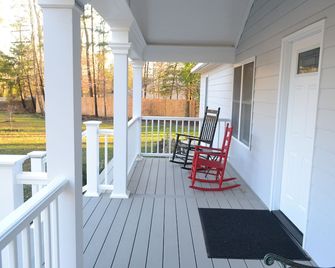 Heart Of Williamsburg Guest House 3 Bedrooms, 2 Full Baths, Sleeps 6 - Williamsburg - Balcony