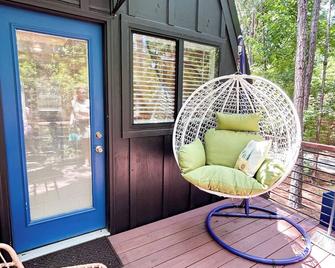 A-Mazing A-Frame Tiny Home! Loft/1 Mile to the Beach! - Waveland - Balcony