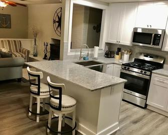 Deep water cove, views, New kitchen, Lake Front Escape w Dock, Very Private Cove - Gainesville - Kitchen