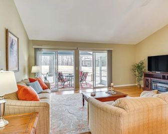 Lake Access and Resort Perks Margaritaville Home - Osage Beach - Living room