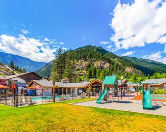 Icicle Village Winter Wonderland. Pool - Leavenworth