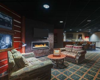 Your Historic Oasis in Sioux: Rustic Rooms with Hot Breakfast | 2 Units - Sioux City - Lounge