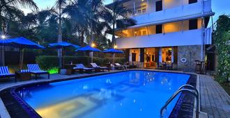 St. Lachlan Hotel & Suites - Negombo - Bể bơi