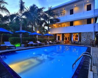 St.Lachlan Hotel & Suites - Negombo - Pool