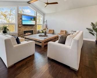 Spacious Madison Luxury | 2 Living Rooms | Near Uw Campus - Fitchburg - Living room