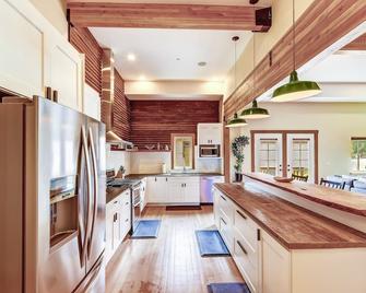 Historic luxe lodge in heart of Cascades - Skykomish - Kitchen