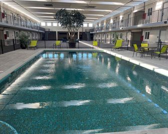 Extended Stay America Select Suites - Sterling - Sterling - Piscina