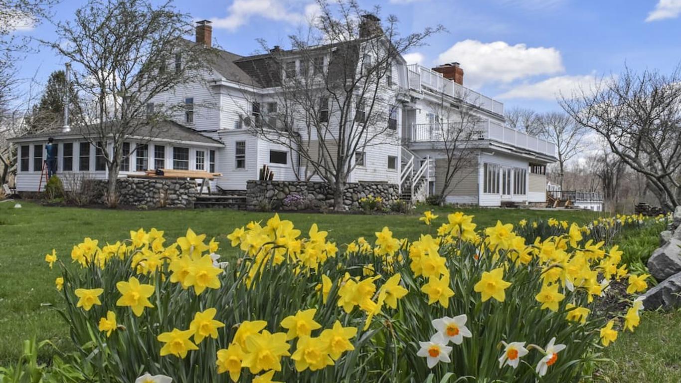 Shelter Harbor Inn