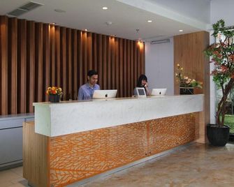 Maxone Hotels at Pemuda Jakarta - Jakarta - Front desk