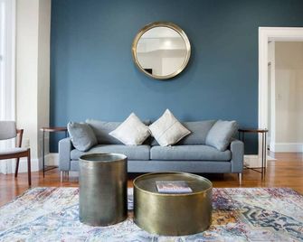 Classic furnished 1BR in Fenway in Brownstone Bldg - بوسطن - غرفة معيشة
