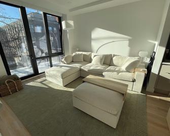 Modern 2br Penthouse Condo With Luxe Comforts, Ac, & Prime Location - Brooklyn - Sala de estar