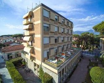 Albergo Battelli - Pietrasanta - Rakennus