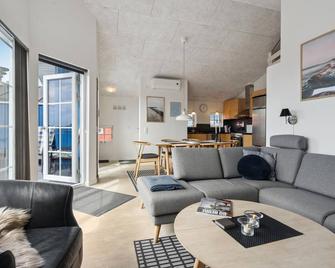 Cozy Home In Hvide Sande With Sauna - Hvide Sande - Living room