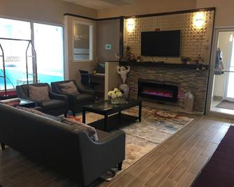 Bay Hill Inns & Suites - Neepawa - Living room