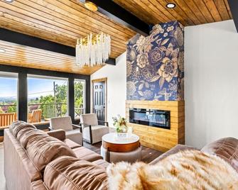 Great Falls Premier Retreat by Wrecked & Refined Stunning Views Hot Tub Family Fun - Great Falls - Living room