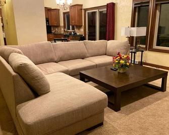 Spacious house with large yard in a peaceful neighborhood close to EAA grounds! - Neenah - Sala de estar