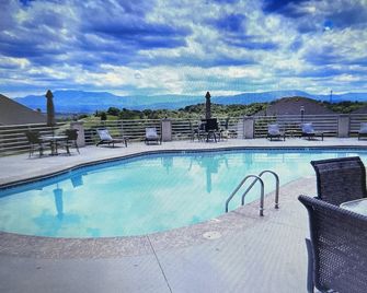 Brand New Creekside Cabin convenient to everything! - Sevierville - Pool