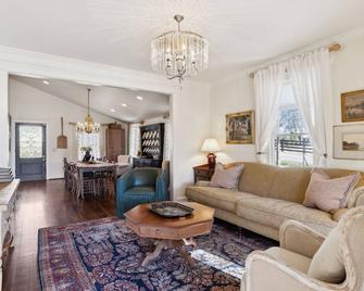 Tin Roof Cottage: Timeless Retreat in Leiper's Fork - Franklin - Living room