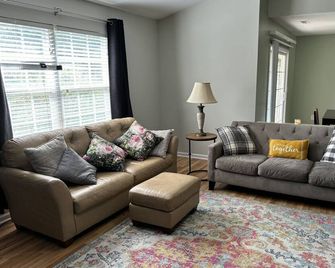 Fabulous Five Forks Residence Near Everything! - Simpsonville - Living room